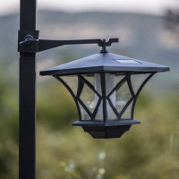 Záhradný solárny lampáš