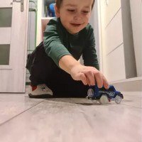 Svietiace autíčko na autodráhu