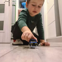 Svietiace autíčko na autodráhu