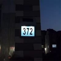 LED solárna lampa s číslom domu - strieborná