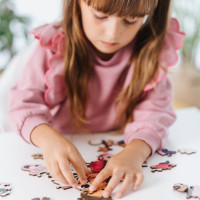 TREFL Wood Craft Junior puzzle Gábinin kúzelný domček: Gábi a jej mačiatko 50 dielikov