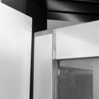 Sprchovací kút LIMA 80x80 cm s vaničkou z liateho mramoru - chróm / sklo Číre - posuvné dvere - rohový vstup