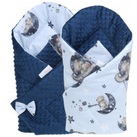 Obojstranná zavinovačka pre bábätká 80x80 cm BABYMAM PREMIUM - Medvedíci vo vesmíre s tmavo modrou minkou
