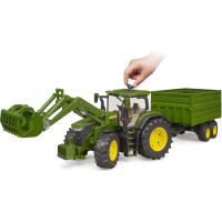 Bruder Traktor John Deere 7R 350 s čelným nakladačom a tandemovým prepravným prívesom