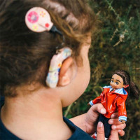 Lottie Bábika fotografka s načúvadlom