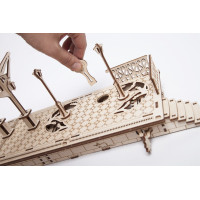 Ugears 3D drevené mechanické puzzle Železničné nástupište