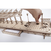 Ugears 3D drevené mechanické puzzle Železničné nástupište