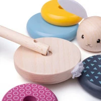 Bigjigs Baby Drevená motorická nasadzovacia veža králiček