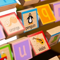 Bigjigs Baby Aktívny trojuholník s angličtinou