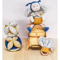 Doudou Textilná aktívna lopta s hrkálkou včielka 15 cm
