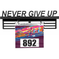 Kovový vešiak na medaily a štartové čísla NEVER GIVE UP - čierny