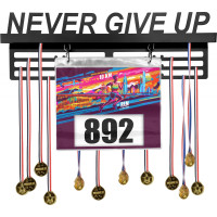 Kovový vešiak na medaily a štartové čísla NEVER GIVE UP - čierny