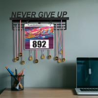 Kovový vešiak na medaily a štartové čísla NEVER GIVE UP - čierny