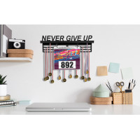Kovový vešiak na medaily a štartové čísla NEVER GIVE UP - čierny