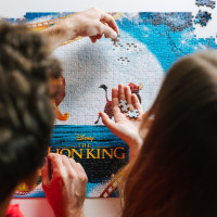TREFL Puzzle Premium Plus Iconic Moments: Leví kráľ 1000 dielikov
