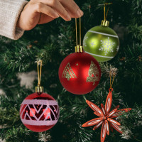 Vianočné závesné banky na stromček FESTIVE 6 cm - 16 ks - červené/zelené/biele