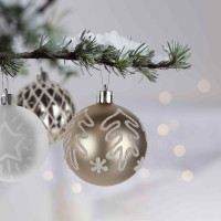 Vianočné závesné banky na stromček FESTIVE 6 cm - 16 ks - biele / zlaté