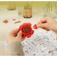 ROBOTIME Rowood 3D drevené puzzle Červené klinčeky 124 dielikov