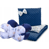 Detská deka do kočíka s vankúšikom a motýlikom - BABYMAM PREMIUM set 3v1 - Prechádzka v oblakoch s tmavo modrou minky
