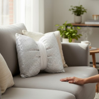 Dekoračný vankúš GLAM SHINE 40x40 cm - biely/strieborný