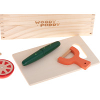 Drevená krájacia zelenina v krabici s príslušenstvom