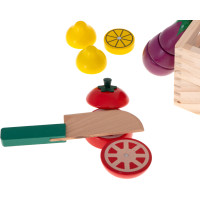 Drevená krájacia zelenina v krabici s príslušenstvom