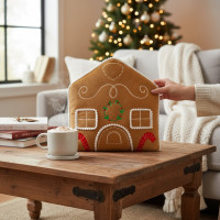 Tvarovaný vankúš PERNÍKOVÝ DOMČEK - 35x25 cm