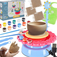 Hrnčiarsky kruh s hlinou a farbami