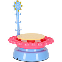 Hrnčiarsky kruh s hlinou a farbami