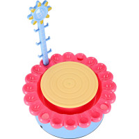 Hrnčiarsky kruh s hlinou a farbami