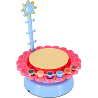 Hrnčiarsky kruh s hlinou a farbami