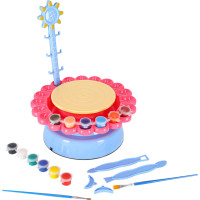 Hrnčiarsky kruh s hlinou a farbami