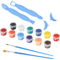 Hrnčiarsky kruh s hlinou a farbami