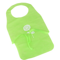 Hrnčiarsky kruh s hlinou a farbami