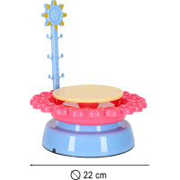 Hrnčiarsky kruh s hlinou a farbami
