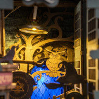 ROBOTIME Rolife DIY 3D Zarážka na knihy: Kúzelnícka ulička s LED osvetlením 216 dielikov