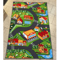 Detský koberec dedinkou