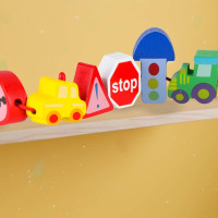 Drevené korálky na navliekanie - Autíčka a značky