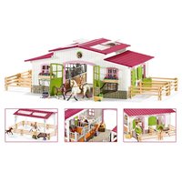 Stajňa s koňmi a príslušenstvom v pastelových farbách