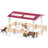 Stajňa s koňmi a príslušenstvom v pastelových farbách