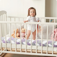 Chránič na detskú posteľ pletený do vrkoča RICO 300 cm - fialovo-sivý