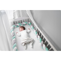 Chránič na detskú posteľ pletený do vrkoča RICO 300 cm - mätovo-sivý