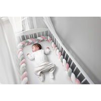 Chránič na detskú posteľ pletený do vrkoča RICO 300 cm - ružovo-sivý