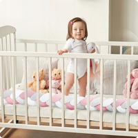 Chránič na detskú posteľ pletený do vrkoča RICO 300 cm - ružovo-sivý