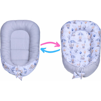 Obojstranné hniezdočko (kokon) pre bábätko - PREMIUM set 7v1 - Prechádzka v oblakoch s tmavomodrou minky