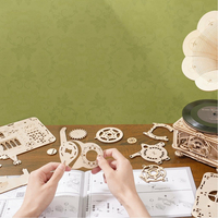 ROBOTIME Roker 3D drevené puzzle Klasický gramofón 424 dielikov