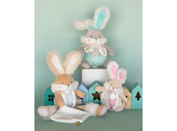 Doudou Hračka zajačik s hrkálkou a úchytom na cumlík 21 cm