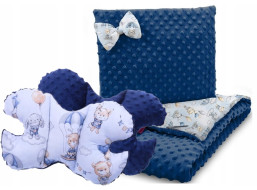 Detská deka do kočíka s vankúšikom a motýlikom - BABYMAM PREMIUM set 3v1 - Prechádzka v oblakoch s tmavo modrou minky