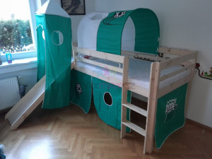 Detská vyvýšená posteľ so šmýkačkou FUTBAL - PRÍRODNÉ