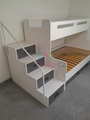 Detská poschodová posteľ s rozšíreným spodným lôžkom a prístelkou MAXÍK 3 bielo-šedá - 200x120 cm